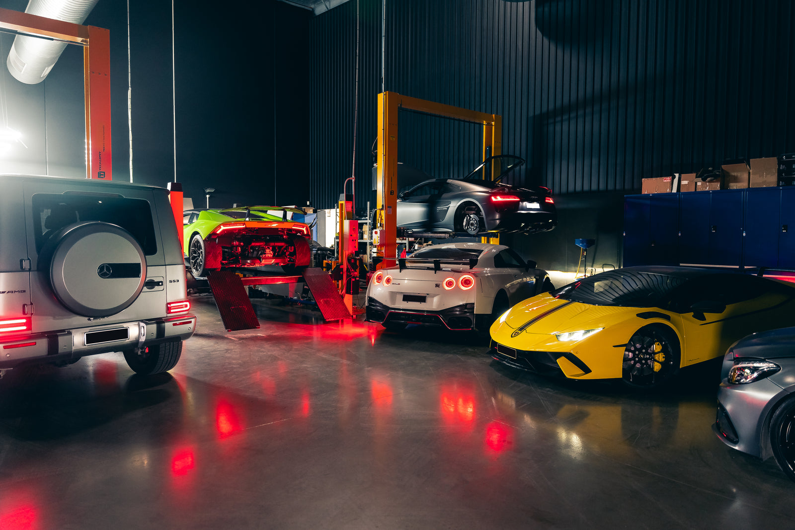 Mercedes G-Wagon, Lamborghini Huracán Performante, Nissan GT-R and other cars on the hoists in the CADE Technologies workshop